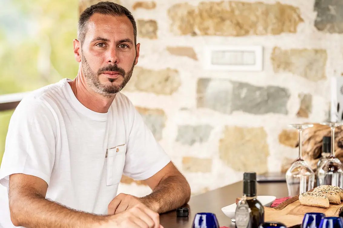 ON, KI SPOŠTUJE IN SOUSTVARJA ZGODBE NARAVE